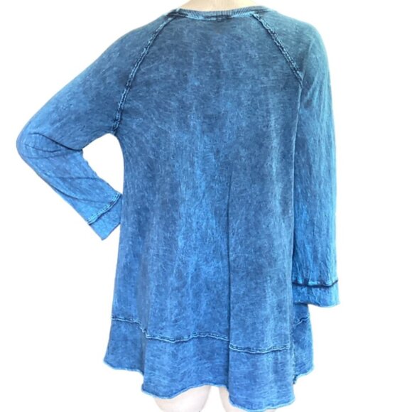 Jess & Jane Mineral Wash Blue with Red Flower Raw Hem Relaxed Tee Top Sz M 166D - Picture 4 of 8